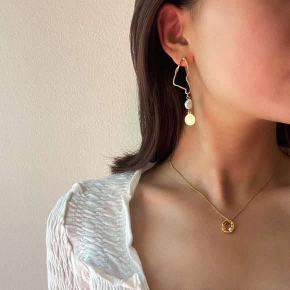 NEW DROP💌Asymmetrical Matted Pearl Earrings - Picture 6 of 7